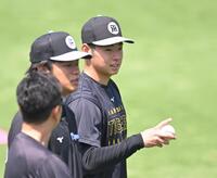 キャッチボールを終え、高橋らと話す下村（撮影・飯室逸平）