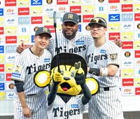 　ヒーローインタビューを終えて記念写真を撮る（左から）大竹、ドリス、佐藤輝（撮影・立川洋一郎）