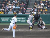 ５回、浦田にスローボールをなげる大竹（撮影・飯室逸平）