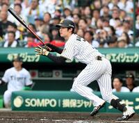 　７回、２点打を放つ代打中野（撮影・山口登）