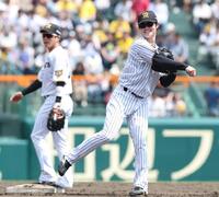 シートノックを受ける中野（右）＝撮影・西田忠信
