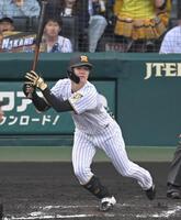 ７回、２点適時打を放つ中野（撮影・飯室逸平）