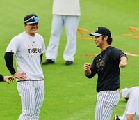 １軍に合流した井坪（右）＝撮影・山口登