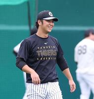 １軍に合流し笑顔を見せる井坪（撮影・西田忠信）