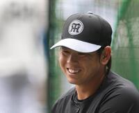 笑顔を見せる梅野（撮影・西田忠信）