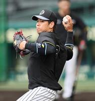 スローイングの練習をする梅野（撮影・田中太一）