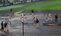 ７回途中、グラウンド状態が悪くなり試合中断する（撮影・山口登）