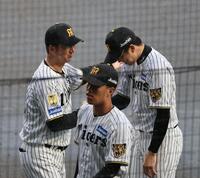 藤川監督（左）は完封勝利を飾った才木を祝福する（撮影・山口登）