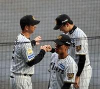 藤川監督（左）は完封勝利を飾った才木を祝福する（撮影・山口登）