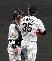 ５回、梅野はマウンドに行き才木に声を掛ける（撮影・山口登）