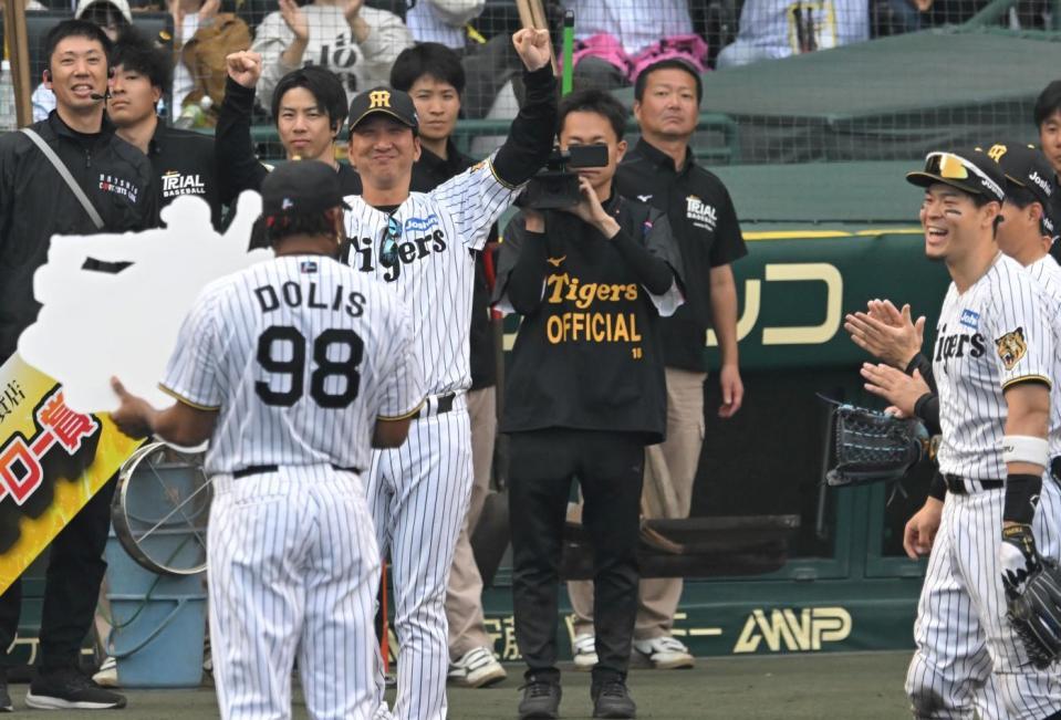 ドリス（９８）の１００セーブを祝福する藤川監督と佐藤輝ら（撮影・飯室逸平）