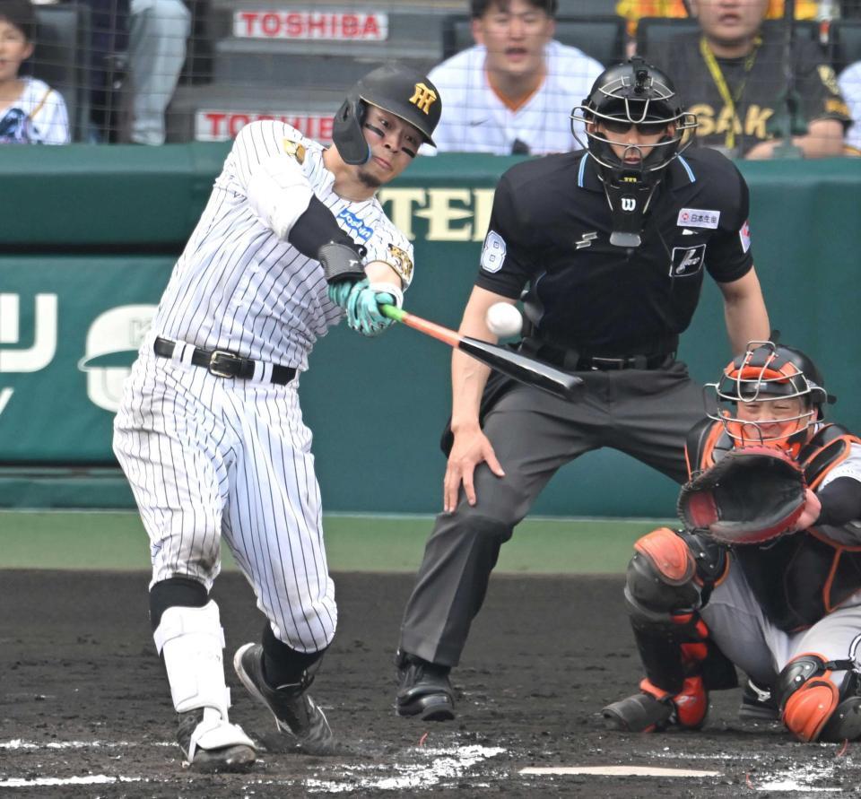 　７回、猛打賞となる二塁打を放つ佐藤輝（撮影・飯室逸平）