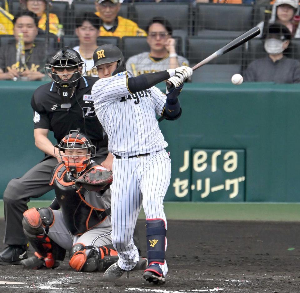 　７回、内野安打を放つ大山（撮影・飯室逸平）