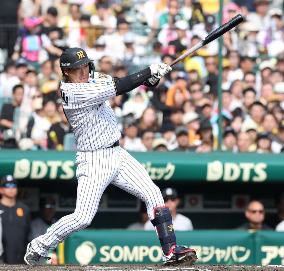 ３回、適時三塁打を放つ大山（撮影・西田忠信）