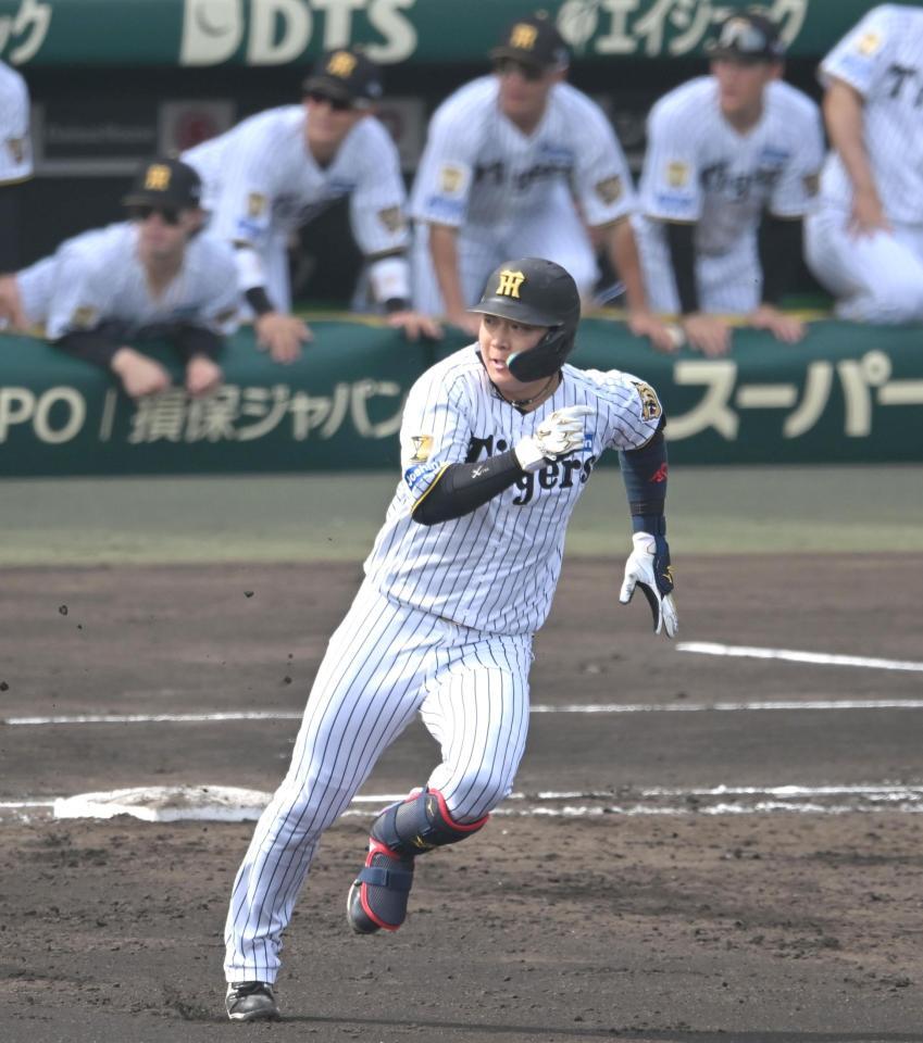 ３回、適時三塁打を放ち激走する大山（撮影・飯室逸平）