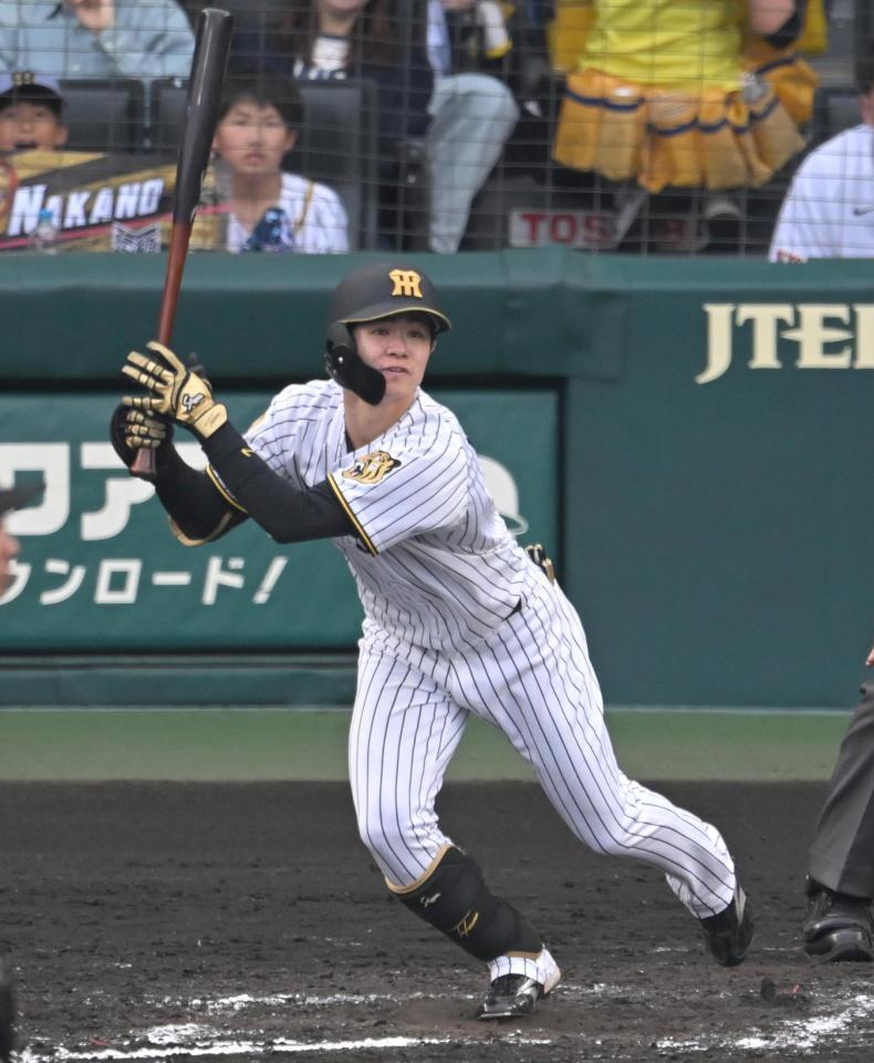 ７回、２点適時打を放つ中野（撮影・飯室逸平）
