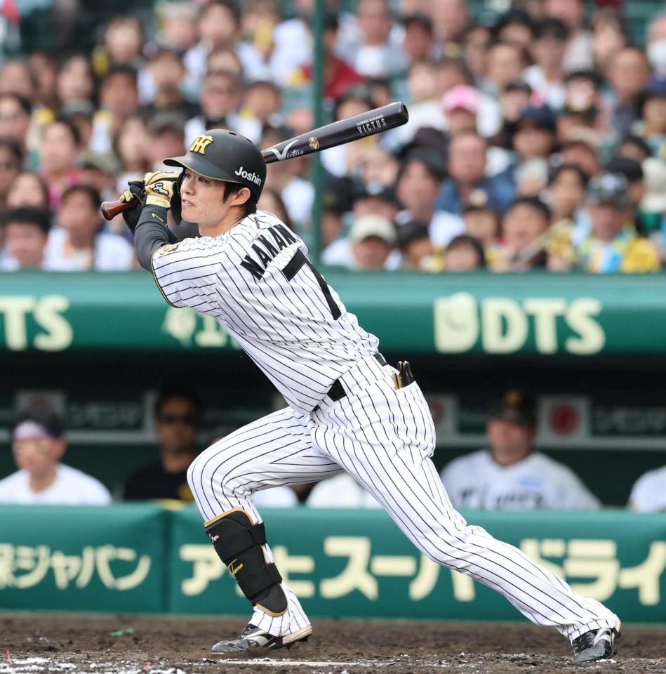 ７回、左前に２点適時打を放つ中野（撮影・山口登）