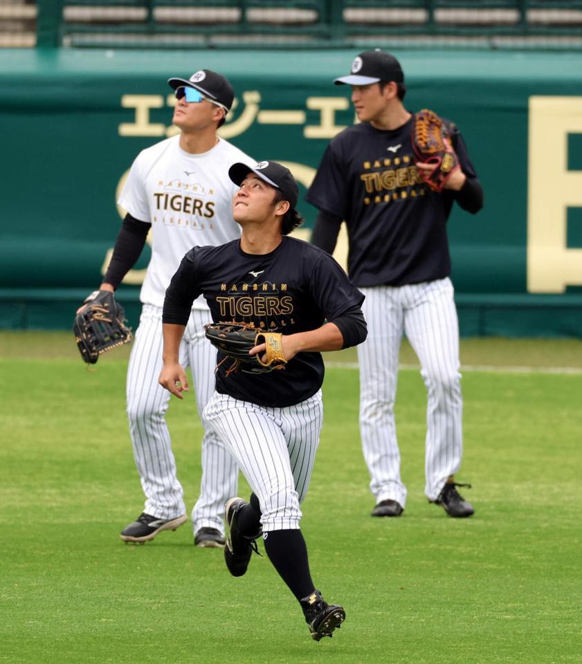 守備練習する井坪（撮影・山口登）