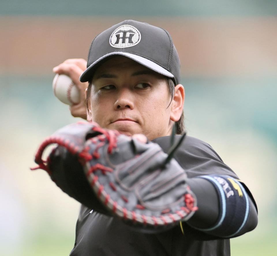 スローイングの練習をする梅野（撮影・田中太一）
