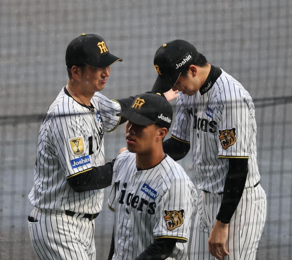 藤川監督（左）は完封勝利を飾った才木を祝福する（撮影・山口登）