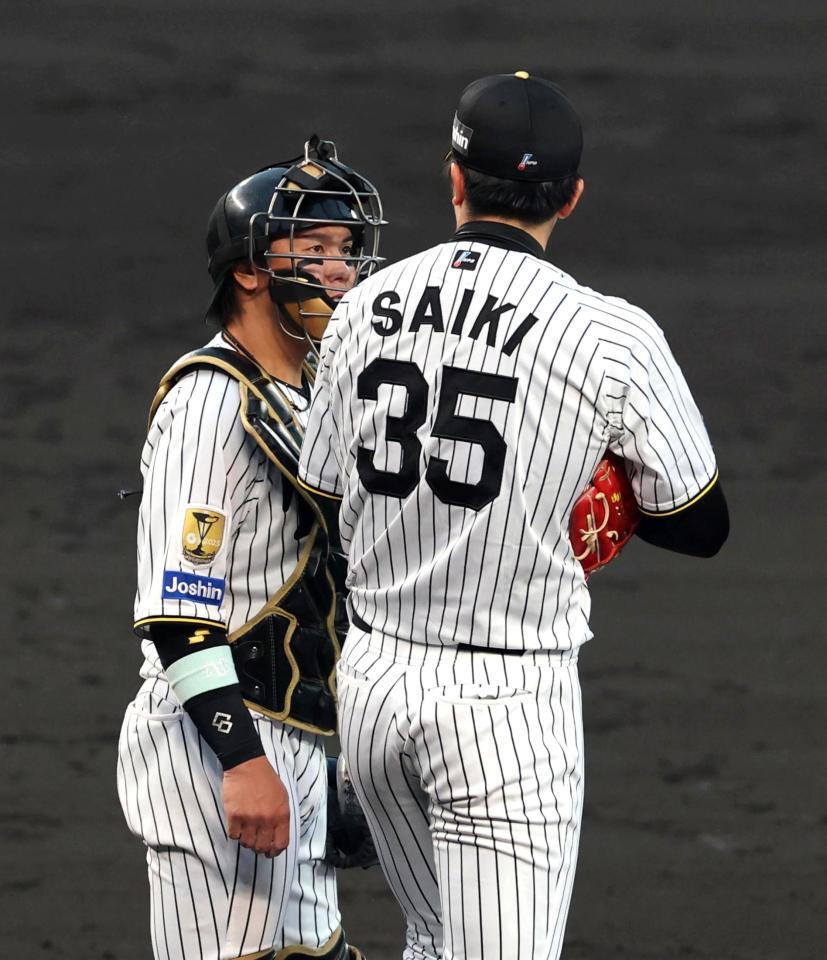 ５回、梅野はマウンドに行き才木に声を掛ける（撮影・山口登）