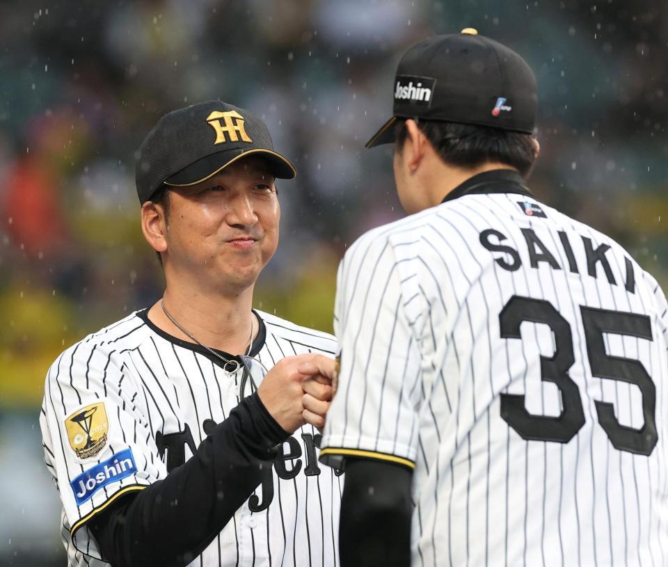 好投した才木（右）とグータッチをする藤川監督（撮影・西田忠信）