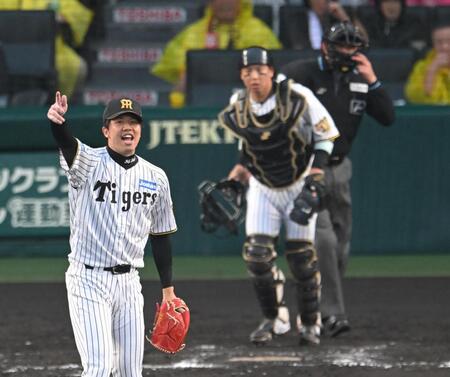 ５回、野手に声をかける才木（撮影・飯室逸平）