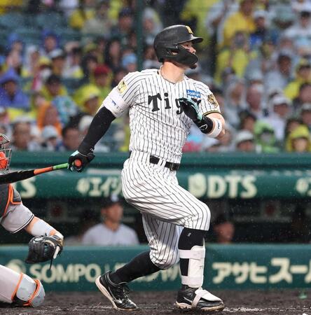 　４回、先制の適時三塁打を放つ佐藤輝