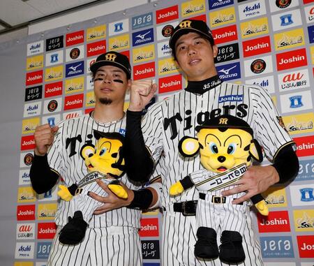 ポーズをとる佐藤と才木（撮影・西田忠信）