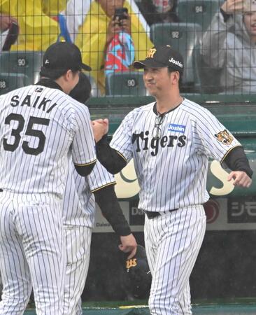 　好投の才木を労う藤川監督