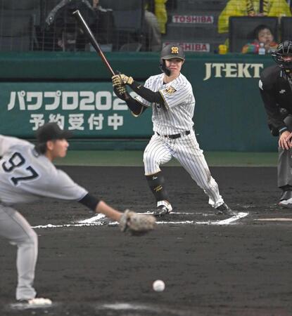 　６回、中前打を放つ中野（撮影・飯室逸平）