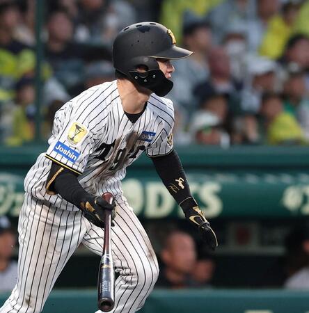 ６回、中前打を放つ中野（撮影・西田忠信）