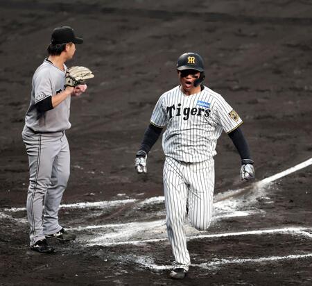 ６回、森下はバッテリーミスで生還する（撮影・山口登）