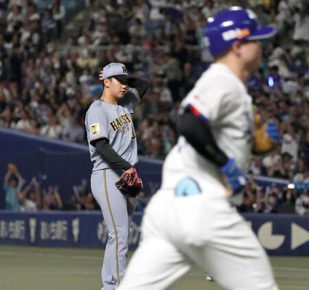 １回、細川（手前）に３ランを許す門別（撮影・田中太一）