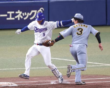 １回、一塁へ駆け込む石伊（左）と接触する大山（撮影・立川洋一郎）