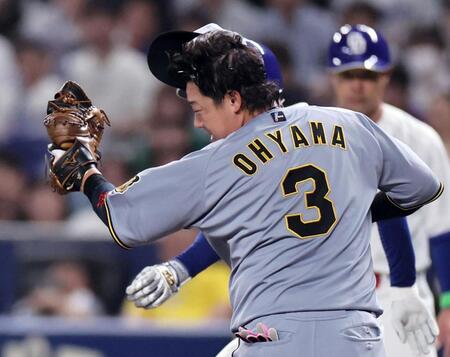 １回、石伊の左手が大山の顔面を直撃する（撮影・田中太一）