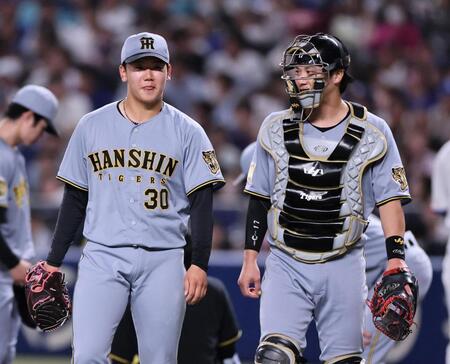 １回、４点を奪われた門別（左）と伏見（撮影・田中太一）