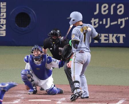 ５回、死球を受ける森下（撮影・立川洋一郎）