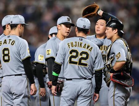 １回、ピンチを迎えた門別（中央）は藤川監督（２２）と話をする（撮影・田中太一）