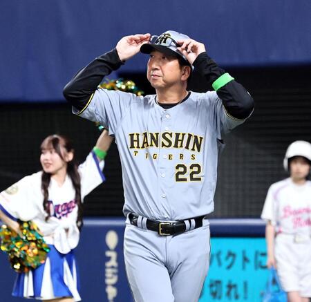 ７回、投手交代を告げベンチへ戻る藤川監督（撮影・田中太一）