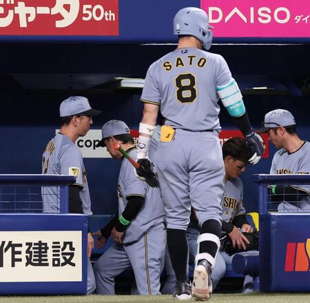 中日に敗れ、足早にベンチを後にする藤川監督（左）＝撮影・西田忠信