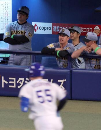 １回、細川（手前）に逆転３ランを浴び、ベンチで険しい表情の藤川監督（右から２人目）