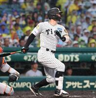 　４回、先制の適時三塁打を放つ佐藤輝