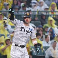 ４回、先制の適時三塁打を放ちベンチを指さす佐藤輝（撮影・西田忠信）