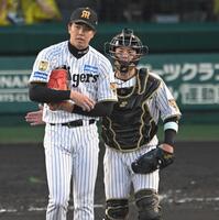　５回、才木に声をかける梅野（撮影・飯室逸平）