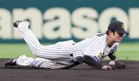 　２回、井上の打球に飛びつく中野（撮影・西田忠信）