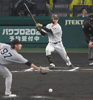 　６回、中前打を放つ中野（撮影・飯室逸平）