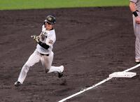 ４回、中野は佐藤輝の適時三塁打で本塁へ向かう（撮影・山口登）