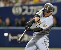 １回、３点適時打を放つ前川（撮影・田中太一）