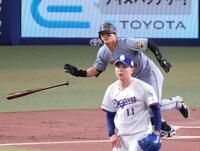１回、右中間へ走者一掃の適時二塁打を放つ前川（撮影・立川洋一郎）